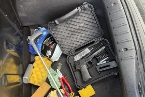 Autofahrer mit falschem Führerschein kontrolliert; Softairwaffe in Kofferraummulde
