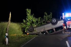 Der Volvo kam von der Straße ab, kollidierte mit einem Baum und überschlug sich. 
Foto: Polizei Minden-Lübbecke