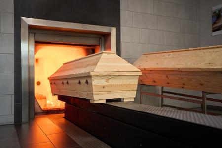 Ein Sarg wird in einem Krematorium verbrannt. (Symbolbild) Ein Sarg wird in einem Krematorium verbrannt. (Symbolbild)