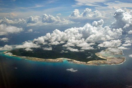 North Sentinel Island, Indien: Wer mit den indischen Ureinwohnern der Insel Kontakt aufnehmen möchte, muss mit dem Tod rechnen! Die Bewohner wehren sich unter anderem mit Speeren gegen Fremde. Inzwischen ist es verboten, in die Nähe der Insel zu fahren.