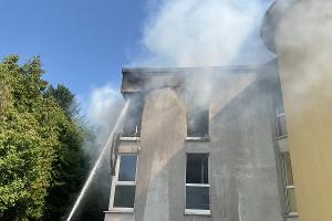 Durch einen gezielten Fensterimpuls wurde die Brandwohnung von außen gekühlt