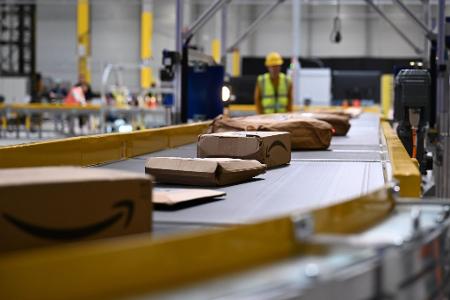 Pakete von Amazon laufen über ein Sortierband - ein Teil der auf amazon.de bestellten Pakete kommen direkt von Amazon, andere von Marktplatz-Firmen. Pakete von Amazon laufen über ein Sortierband - ein Teil der auf amazon.de bestellten Pakete kommen direkt von Amazon, andere von Marktplatz-Firmen.
