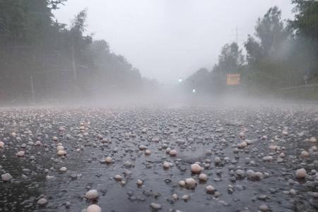 Sommergewitter: So schützen sich Autofahrer vor Hagelschäden und Co.