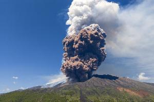 Der etwa 3.350 Meter hohe Ätna bricht mehrmals im Jahr aus und wird von Fachleuten ständig überwacht.