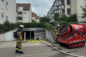 PKW Brand in Tiefgarage - Entlüftungsgerät im Einsatz. Bildquelle: Feuerwehr Stuttgart