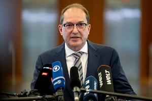 Wenige Stunden nach der Veröffentlichung der Entscheidung des Berliner Verwaltungsgerichts tritt Bundesinnenminister Alexander Dobrindt (CSU) in Berlin vor die Presse.