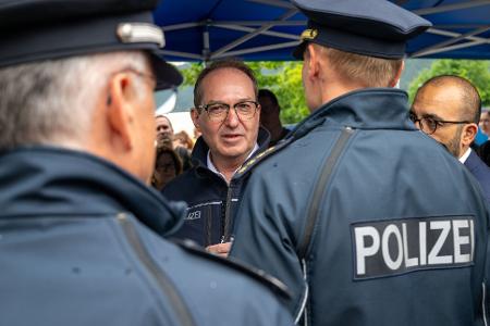 Kurz nach seinem Amtsantritt hatte der neue Bundesinnenminister Alexander Dobrindt (CSU) angeordnet, an den deutschen Grenzen auch Asylsuchende zurückzuweisen. (Archivbild)
