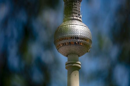 Die Kugel des Berliner Fernsehturms glänzt in der Sonne. (Archivbild)
