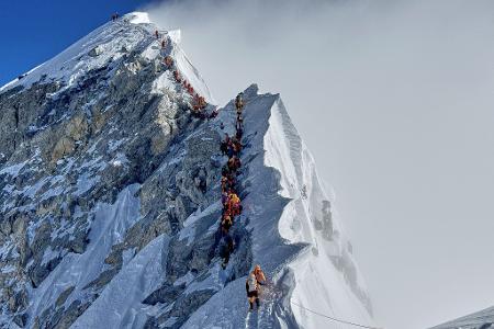 Der Gipfel des Everest zieht Bergsteiger aus aller Welt magisch an - trotz zahlreicher Gefahren.