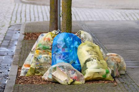 Müll aus Haushalten am Straßenrand - der größte Posten bei den Abfällen entsteht allerdings anderswo. (Archivbild) Müll aus Haushalten am Straßenrand - der größte Posten bei den Abfällen entsteht allerdings anderswo. (Archivbild)