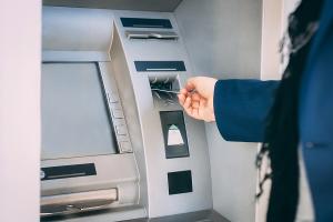Falsche Bankmitarbeiter betrügen 84-Jährige - 2506012