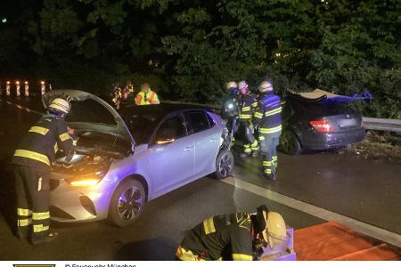 Rettungsdienst und Feuerwehr München im Einsatz bei einem schweren Verkehrunfall auf der A 95 mit vier verletzten Personen. Rettungsdienst und Feuerwehr München im Einsatz bei einem schweren Verkehrunfall auf der A 95 mit vier verletzten Personen.