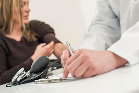 Psychosomatik-Verdacht: Frauen hören häufig, ihre Beschwerden seien psychisch bedingt – deutlich mehr als Männer. Psychosomatik-Verdacht: Frauen hören häufig, ihre Beschwerden seien psychisch bedingt – deutlich mehr als Männer.