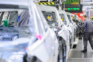 VW-Produktion in Wolfsburg: VW will bis 2030 deutschlandweit jede vierte Stelle streichen. (Archivfoto)