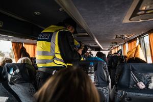 Mehrere Tausend Euro für Schleusung gezahlt/ Bundespolizei stellt gefälschte Papiere im Fernbus sicher