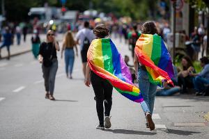 Regenbogenfamilien: Familien, in denen ein gleichgeschlechtliches Paar mit minderjährigen Kindern in einem Haushalt zusammenlebt. (Archivbild)