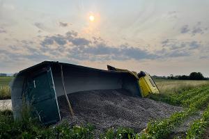 Lkw kippt auf Feldweg um