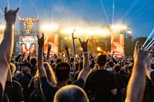 Gemeinsam die liebsten Bands feiern - so machen Festivals Spaß. Bei kleineren Gesundheitsproblemen hilft eine gut ausgestattete Festival-Apotheke. 