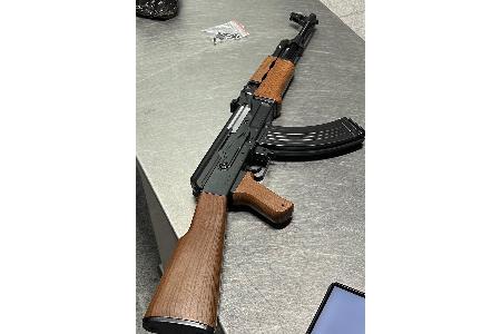 Softairwaffe auf Abfertigungsbank; Quelle: Zoll Softairwaffe auf Abfertigungsbank; Quelle: Zoll
