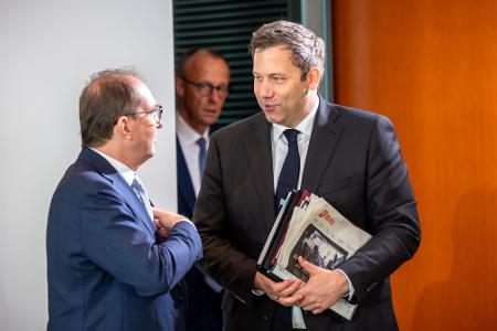 Vizekanzler Klingbeil hat sein erstes Gesetz durchs Kabinett gebracht. Vizekanzler Klingbeil hat sein erstes Gesetz durchs Kabinett gebracht.
