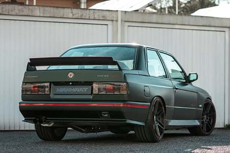 BMW E30 M3 von hinten vor Garagen BMW E30 M3 von hinten vor Garagen
