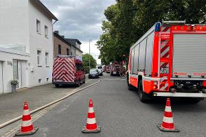 Brand auf Balkon greift auf Dach über - Feuerwehr Düren verhindert Schlimmeres