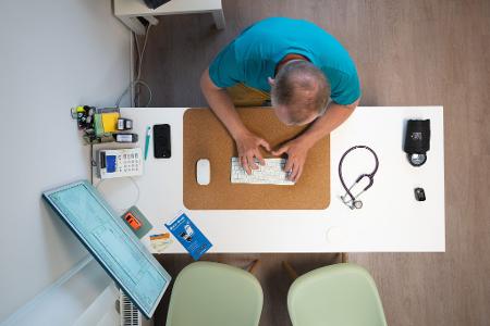 Noch wenig verbreitet im Alltag: Die meisten Patienten haben bisher nicht mit ihrem Arzt über die ePA gesprochen. Noch wenig verbreitet im Alltag: Die meisten Patienten haben bisher nicht mit ihrem Arzt über die ePA gesprochen.