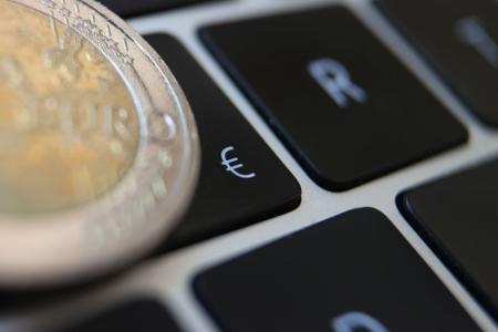 Die Einführung des digitalen Euro wird nach einer Studie der Beratungsgesellschaft PwC erhebliche Kosten für europäische Banken verursachen. Die Einführung des digitalen Euro wird nach einer Studie der Beratungsgesellschaft PwC erhebliche Kosten für europäische Banken verursachen.