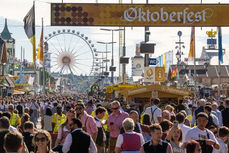 Wie voll ist zu voll? Münchens Wiesn-Chef will keine Jagd auf Besucherrekorde (Archivbild). Wie voll ist zu voll? Münchens Wiesn-Chef will keine Jagd auf Besucherrekorde (Archivbild).
