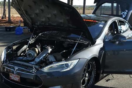 Tesla Model S mit Chevy Big Block V8 Motor für Drag Race Tesla Model S mit Chevy Big Block V8 Motor für Drag Race