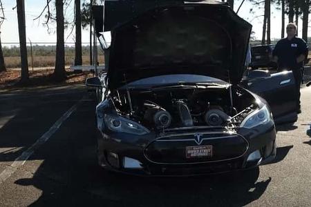 Tesla Model S mit Chevy Big Block V8 Motor für Drag Race