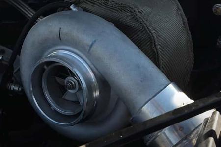 Tesla Model S mit Chevy Big Block V8 Motor für Drag Race