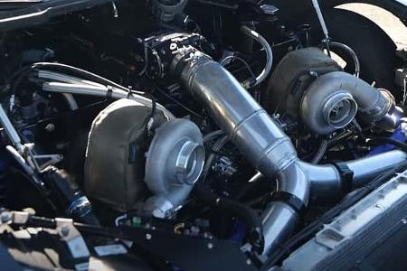 Tesla Model S mit Chevy Big Block V8 Motor für Drag Race Tesla Model S mit Chevy Big Block V8 Motor für Drag Race
