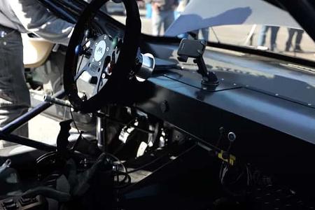 Tesla Model S mit Chevy Big Block V8 Motor für Drag Race
