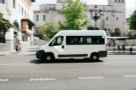 Van fährt Straße in der Stadt lang Van fährt Straße in der Stadt lang