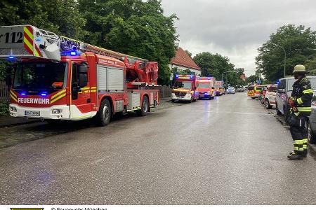 Einsatzkräfte bei einem Reizgasaustritt an einer Schule in München. Einsatzkräfte bei einem Reizgasaustritt an einer Schule in München.