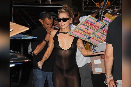Sängerin Miley Cyrus strahlt im Naked Dress Sängerin Miley Cyrus strahlt im Naked Dress