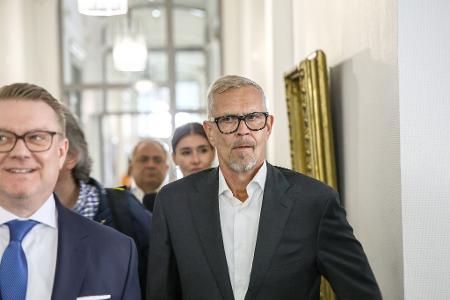 Der Kläger wirkte vor Verhandlungsbeginn gelöst, doch es geht um viel: Den Streitwert beziffert das Gericht auf 30 Millionen Euro. 