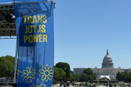 „Trans joy is power“ steht auf einem Banner an einer Bühne vor dem Kapitol am ersten Tag der Worldpride. „Trans joy is power“ steht auf einem Banner an einer Bühne vor dem Kapitol am ersten Tag der Worldpride.