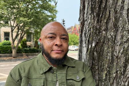 Elijah Nicholas sieht in den von der US-Regierung durchgesetzten Änderungen bei Reisepässen ein Sicherheitsrisiko für Transpersonen. 