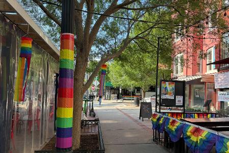 Viele Restaurants, Bars, Geschäfte und Vorgärten sind während der Worldpride mit Regenbogenflaggen dekoriert. 