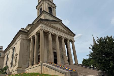 Auch vor einige Kirchen in Washington ist Regenbogen-Dekoration zu sehen. 