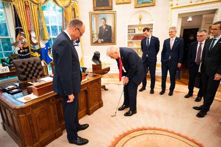 Sporteinlage im Oval Office während des Besuchs des Kanzlers beim US-Präsidenten. Sporteinlage im Oval Office während des Besuchs des Kanzlers beim US-Präsidenten.