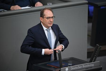 Die Grünen warfen Bundesinnenminister Alexander Dobrindt (CSU) in der Debatte vor, er imitiere mit seiner Betonung der Probleme der 