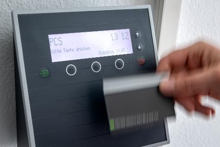 Stechuhr, Karte, App - zur Zeiterfassung gibt viele Möglichkeiten.