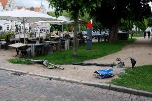 Autofahrer verliert vor Eisdiele Kontrolle - fünf Verletzte