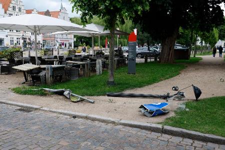 Ein Autofahrer hat in Nordfriesland auf einem Marktplatz die Kontrolle über seinen Wagen verloren. Ein Autofahrer hat in Nordfriesland auf einem Marktplatz die Kontrolle über seinen Wagen verloren.