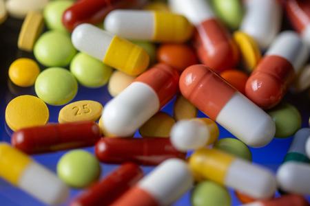 Gefragte Arzneien: In der Pharma- und Chemiebranche bleibt die Beschäftigung insgesamt stabil.