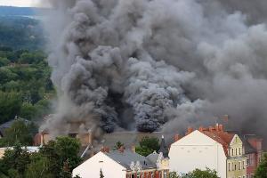 Ehemalige Staatsoperette in Dresden in Flammen