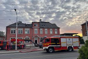 Brand gelöscht - Nachlöscharbeiten in der Staatsoperette im Gange